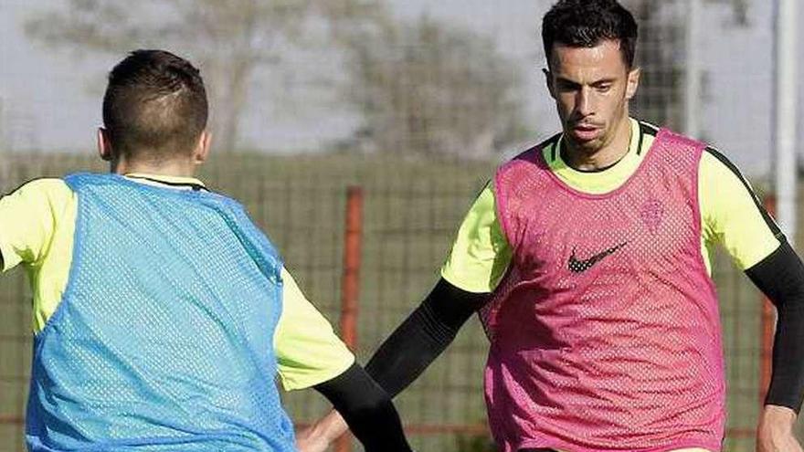 Hernán conduce el balón ante Nacho Méndez.