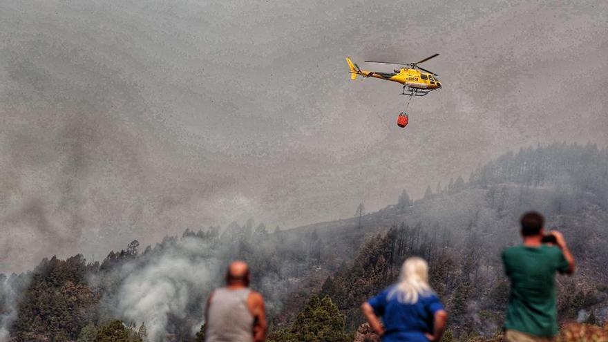 Seguimiento del incendio desde el centro de control avanzado de Arafo