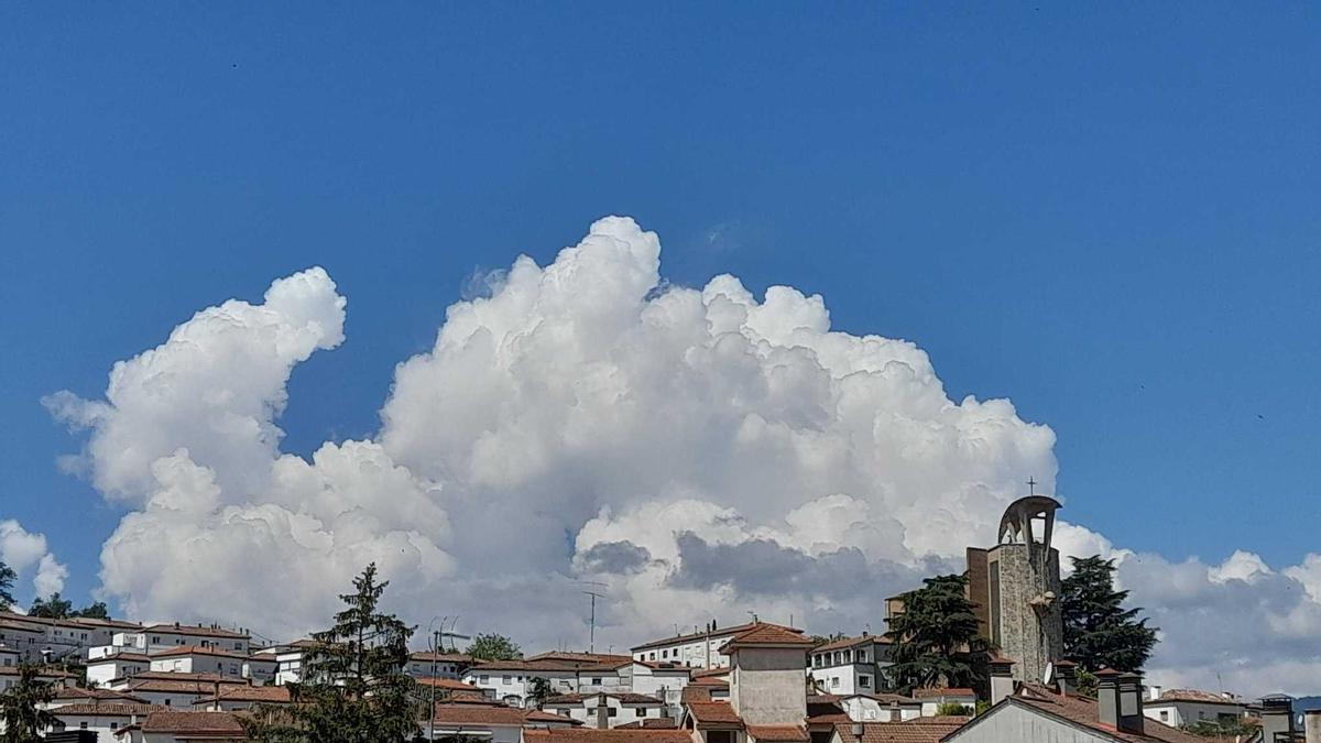 Aspecte de la nuvolada que creixia aquest matí damunt Olot.