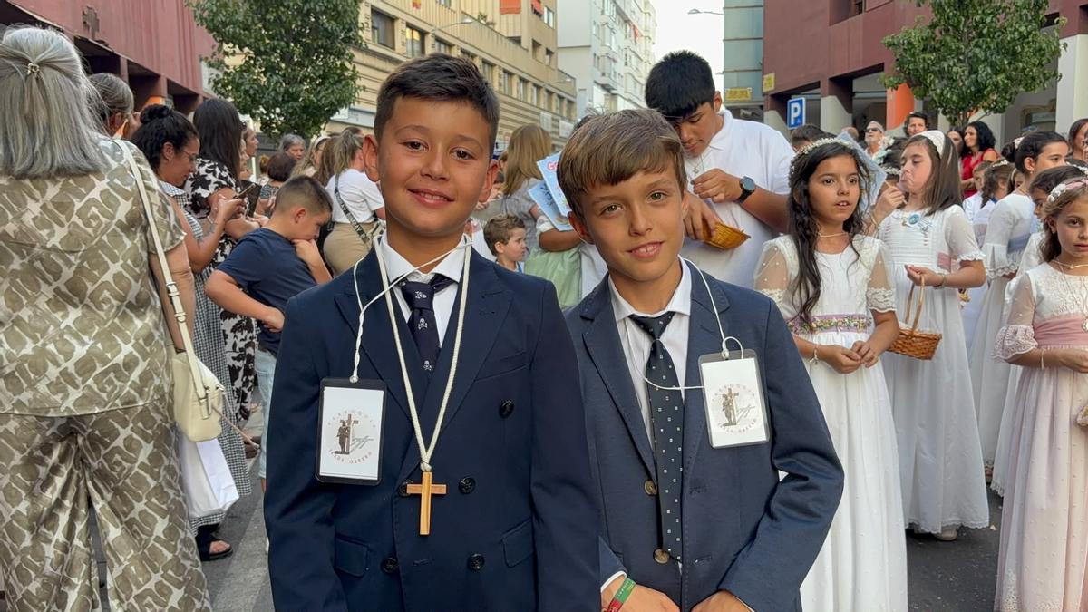 Álvaro Arce y  Saúl Mauro durante la procesión del Corpus Christi de Badajoz 2026.