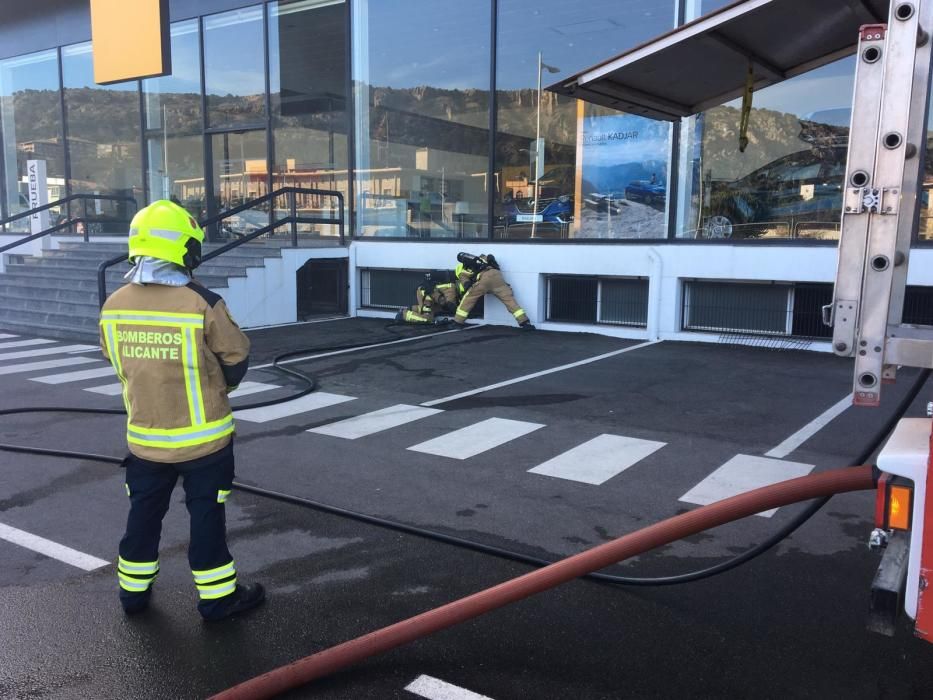 Seis intoxicados en un incendio en un concesionario de coches de Alicante.