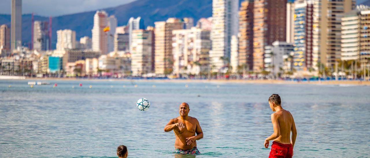 Turistas jugando a la pelota en la playa de Levante de Benidorm en octubre de 2021