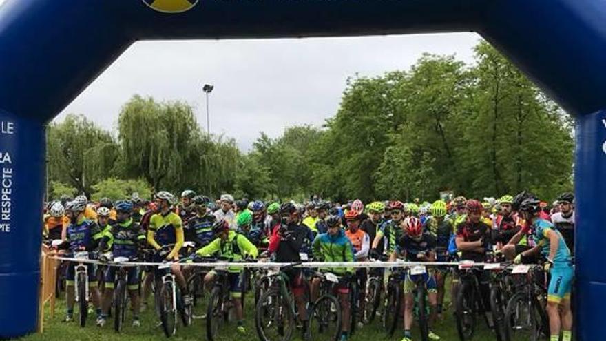 Uns 600 ciclistes participen en la 13a edició de la  Marxa BTT de Vilablareix