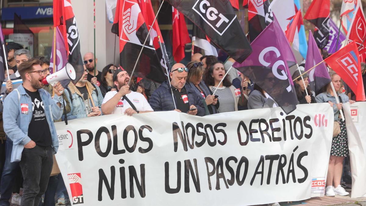 Trabajadores de Abai (telemarketing),concentración diante da tenda de Movistar na praza de Pontevedra