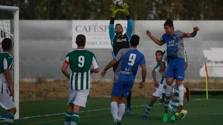 Javi Ballesteros y Vilarchao no llegan a rematar un saque de esquina que atrapa el portero.