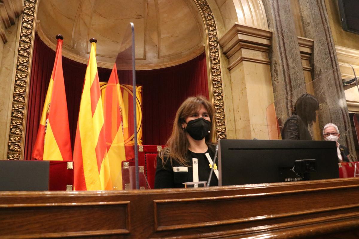La presidenta del Parlament, Laura Borràs, durant el Ple d'aprovació del dictamen de Juvillà