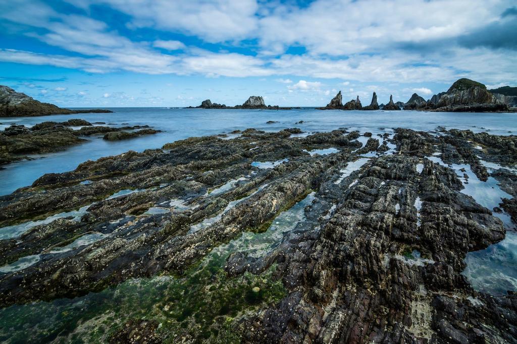 La playa de La Gueirúa es un lugar virgen azotado por la fuerza del mar