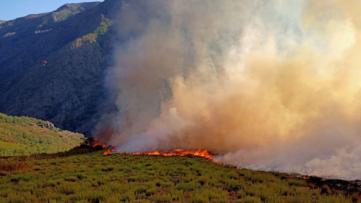 El incendio de Casaio, en Carballeda de Valdeorras, comenzó en una zona muy escarpada