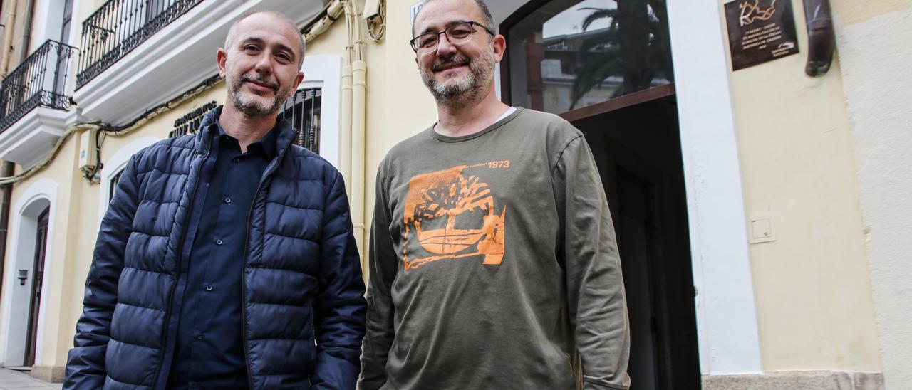 Los hermanos Sánchez García, ante el edificio del número 18 de la plaza de la Concepción de Cáceres.