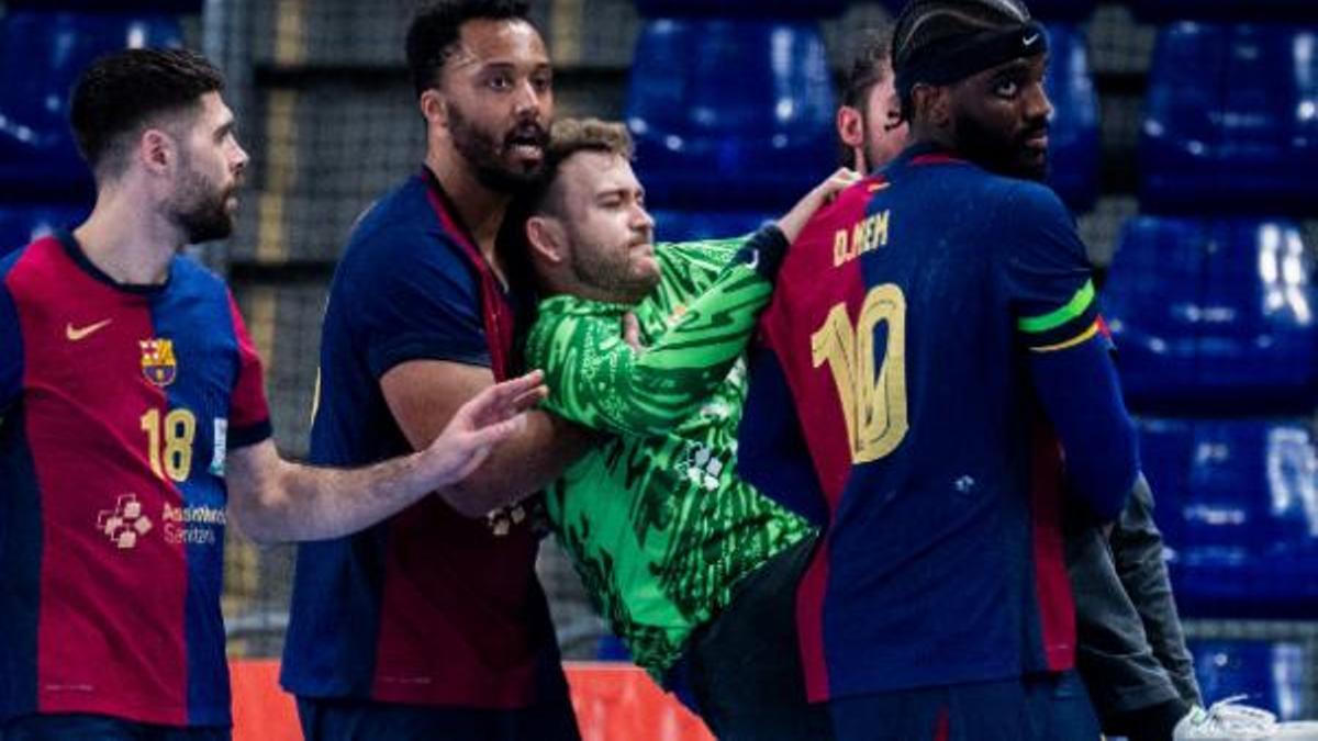 Gonzalo Pérez de Vargas abandona el Palau tras sufrir una grave lesión en la rodilla izquierda en el partido contra el Bidasoa de Irún.