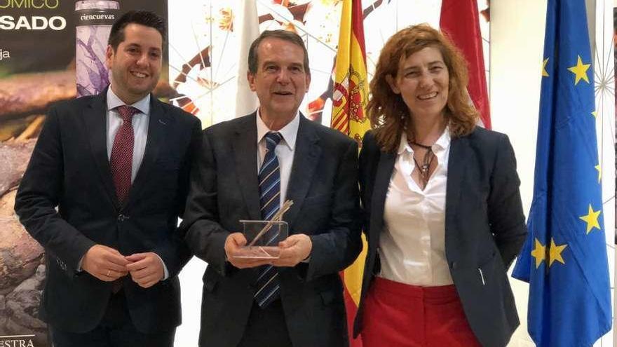 Caballero recogió la distinción en Arnedo en representación de la ciudad de Vigo. // FdV