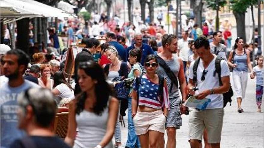 La concorreguda Rambla de Girona d&#039;ahir recordava les aglomeracions de grans cites com Sant Jordi o Fires.