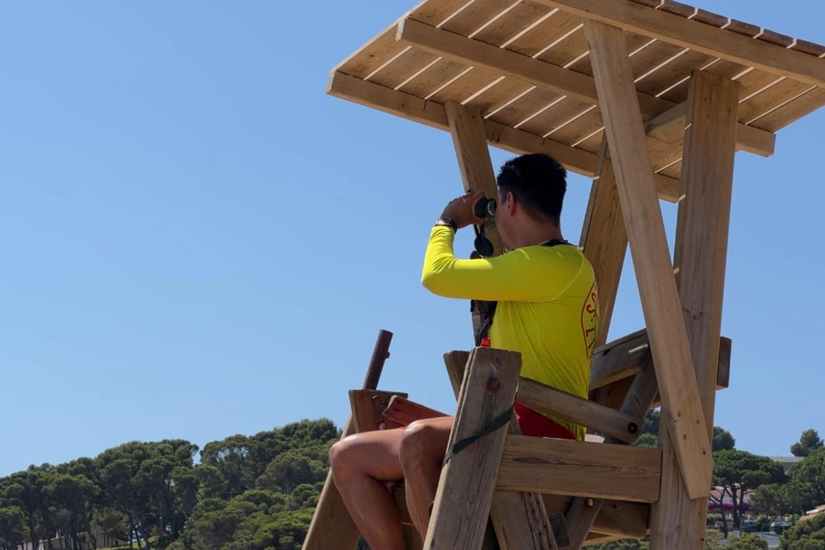Un socorrista, vigilant els banyistes a la platja de Pals