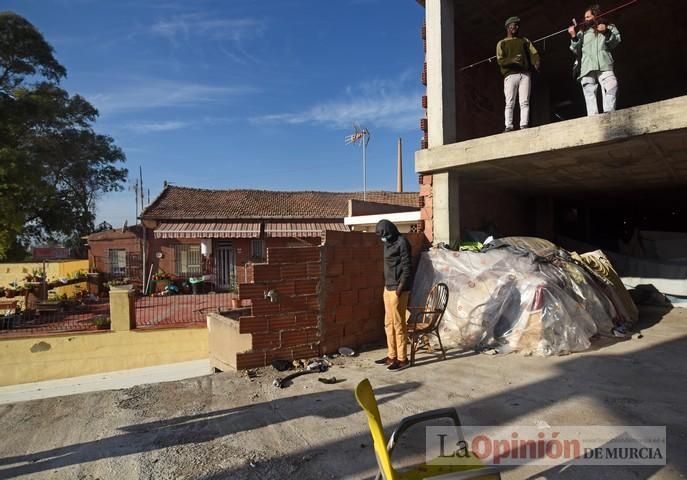 Tensión en San Pío X durante el desalojo de okupas en un edificio abandonado