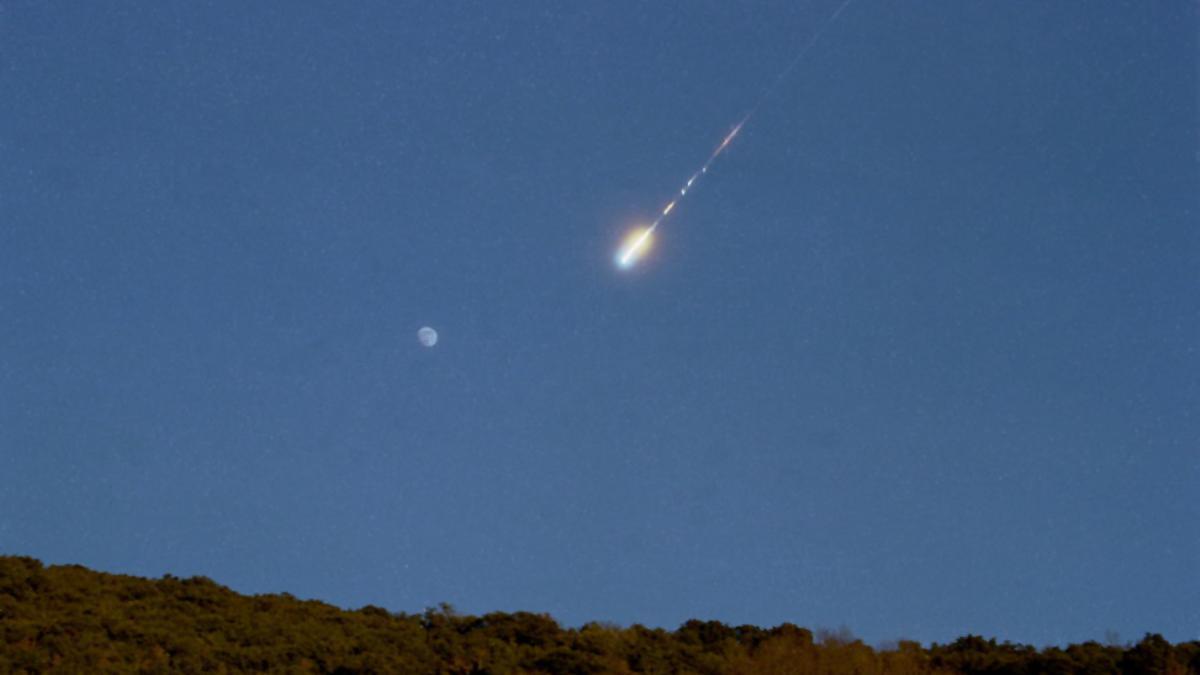 Gran bola de fuego, meteorito, producida por una roca procedente de un asteroide