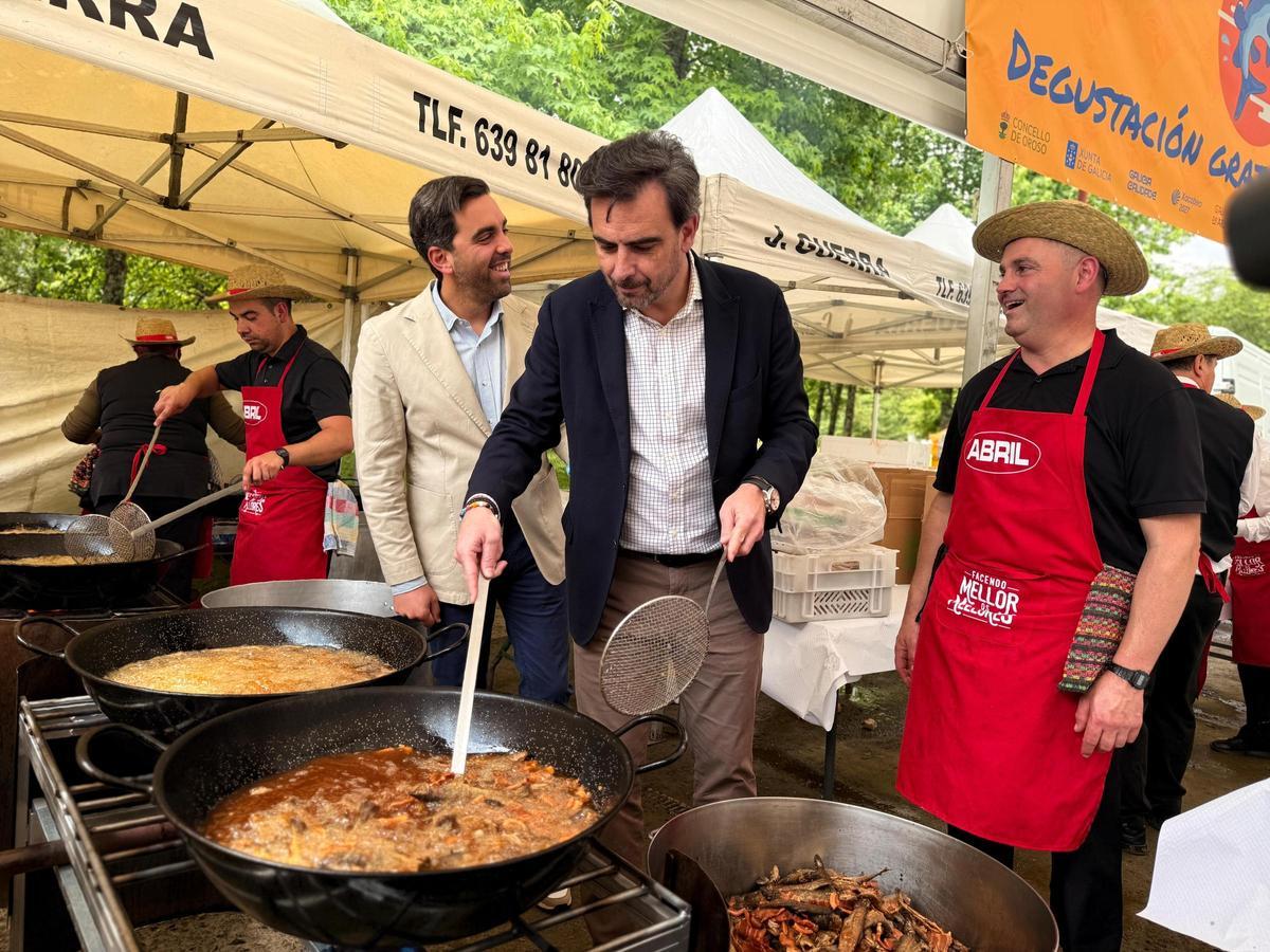 El conselleiro de Presidencia, Diego Calvo, ejerció de improvisado cocinero.