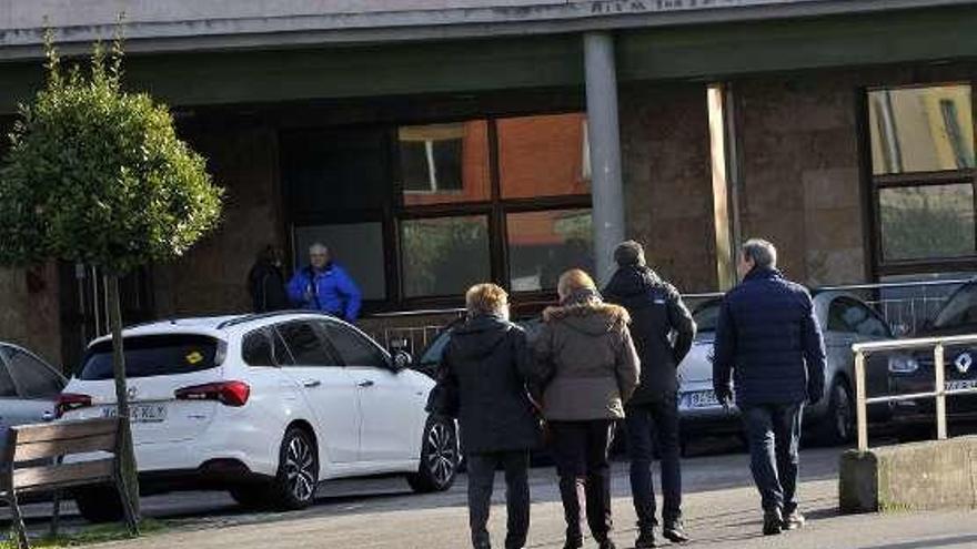 Un grupo de personas se dispone a entrar en el tanatorio langreano donde se veló ayer el cuerpo del vecino de Avilés fallecido en la &quot;Y&quot;.