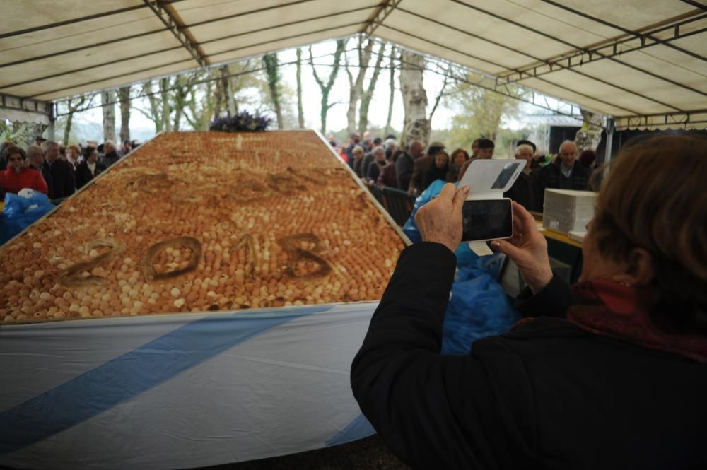 Paradela degusta su gran bollo pascual