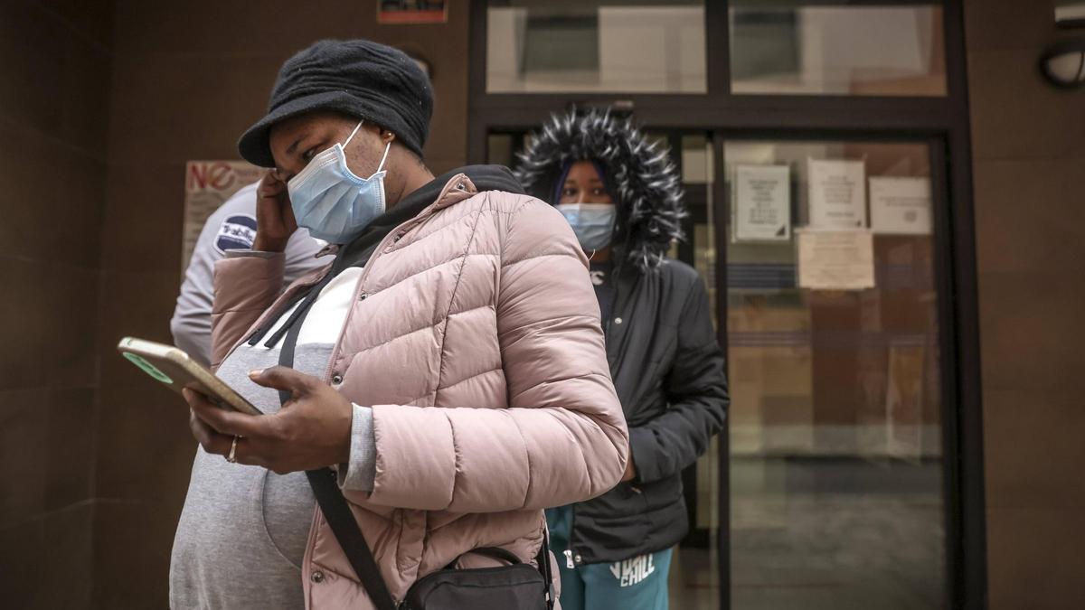 Dos usuarias saliendo de su centro de salud con la mascarilla cuando llevarla era obligatorio.