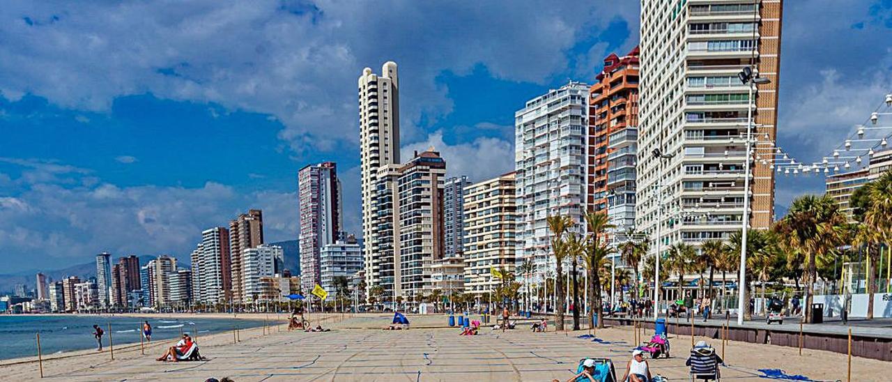 La falta de turistas
británicos ha dejado
vacías las playas
de Benidorm. david revenga |