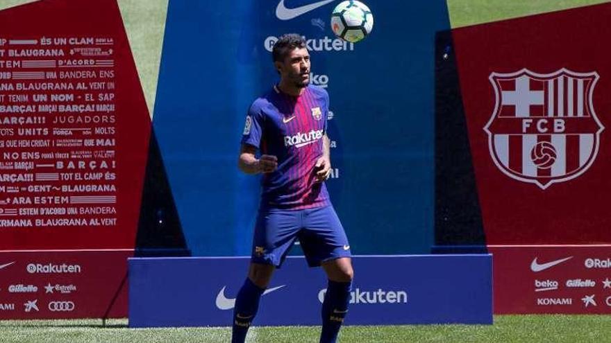 Paulinho, ayer en el Camp Nou durante su presentación.
