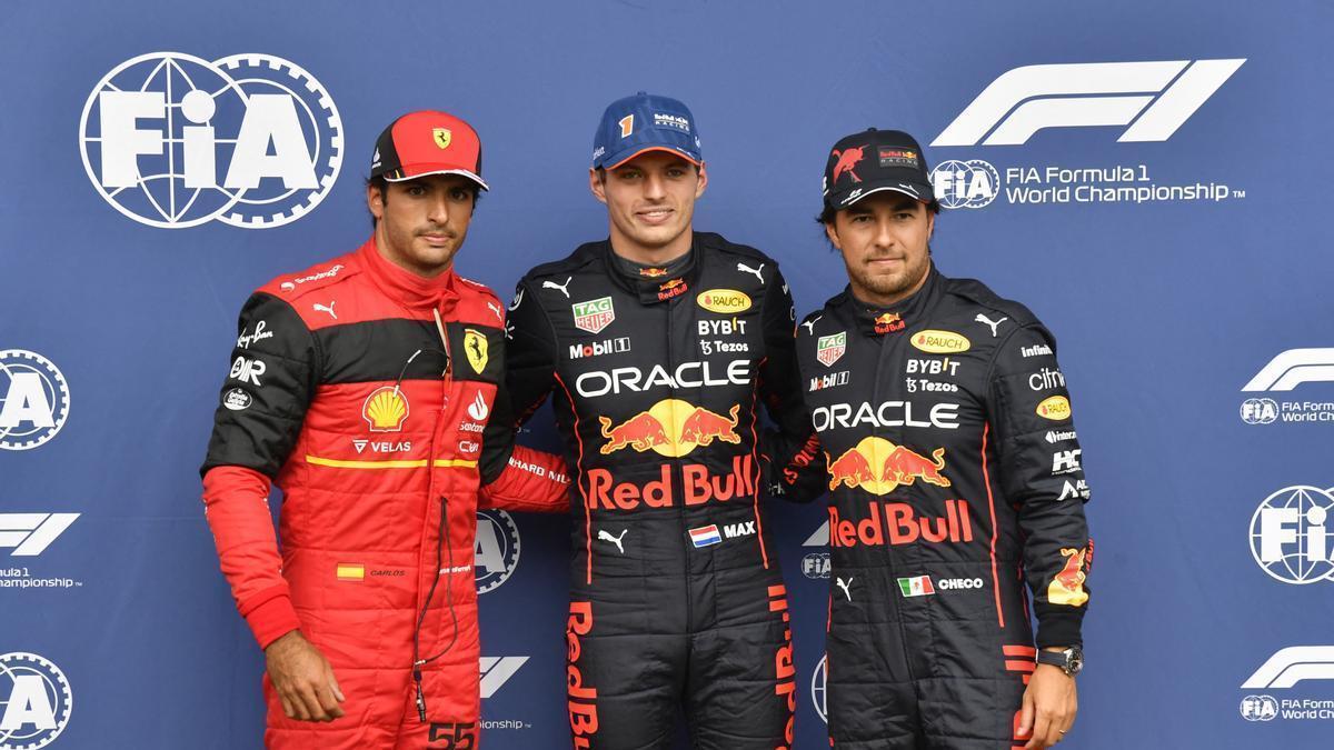 Carlos Sainz junto a Max Verstappen y Sergio Pérez tras la clasificación del GP de Bélgica