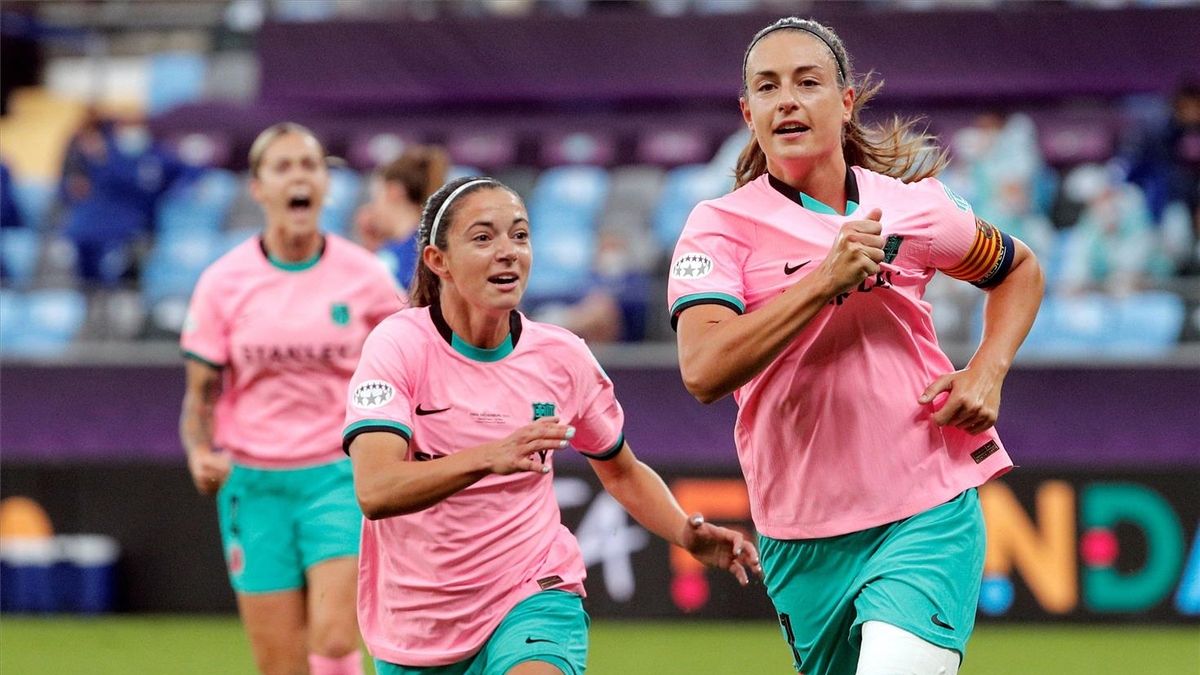 Alexia Putellas, perseguida por Aitana Bonmatí tras marcar el 2-0.