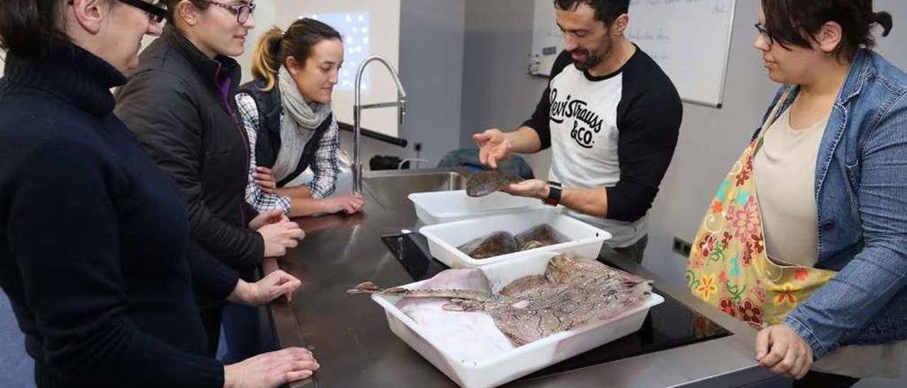 El taller sobre choco, raya y lenguado, en la cofradía de O Grove. // Muñiz