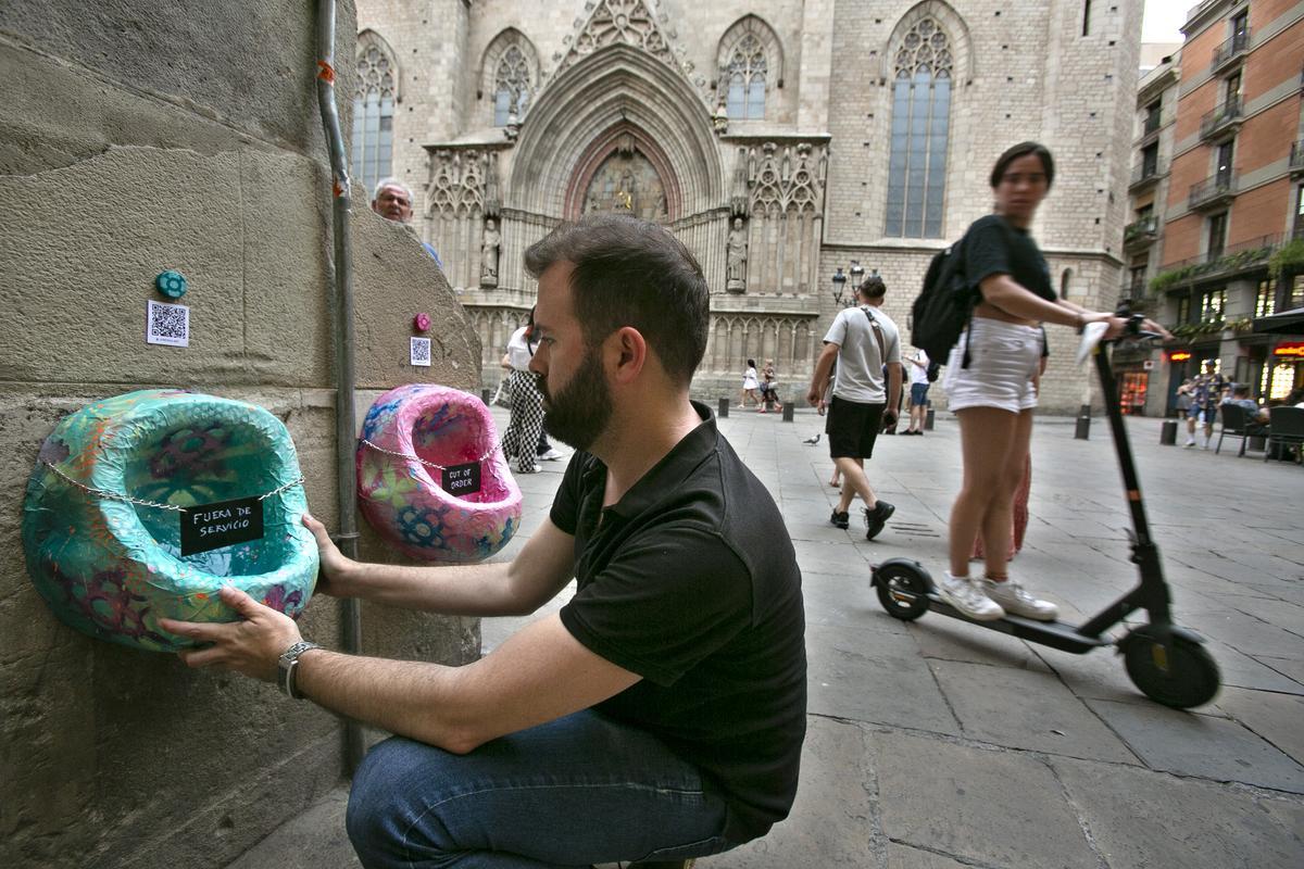 Joan Juncosa instala dos de sus urinarios grafiteros frente a Santa Maria del Mar.