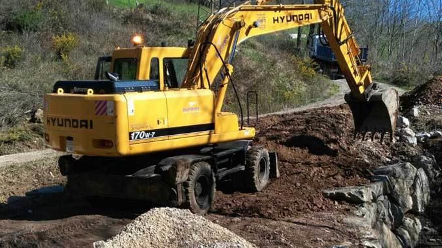 Obras de ensanche del acceso oeste de La Robellada, en Onís.