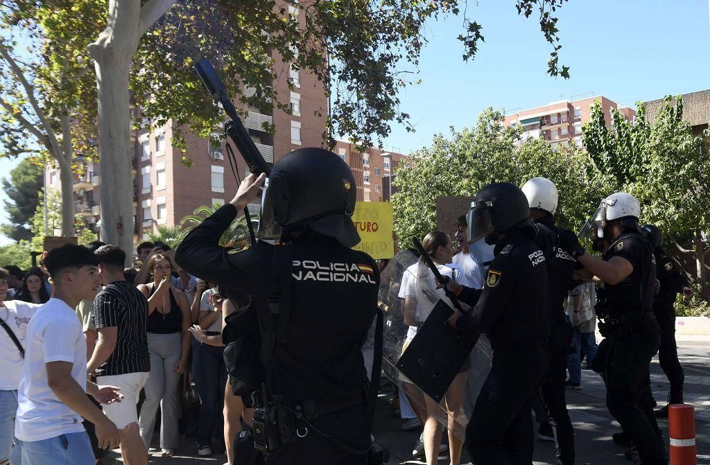 Todas las imágenes de la protesta por la Ebau y las cargas policiales junto a la Consejería de Educación