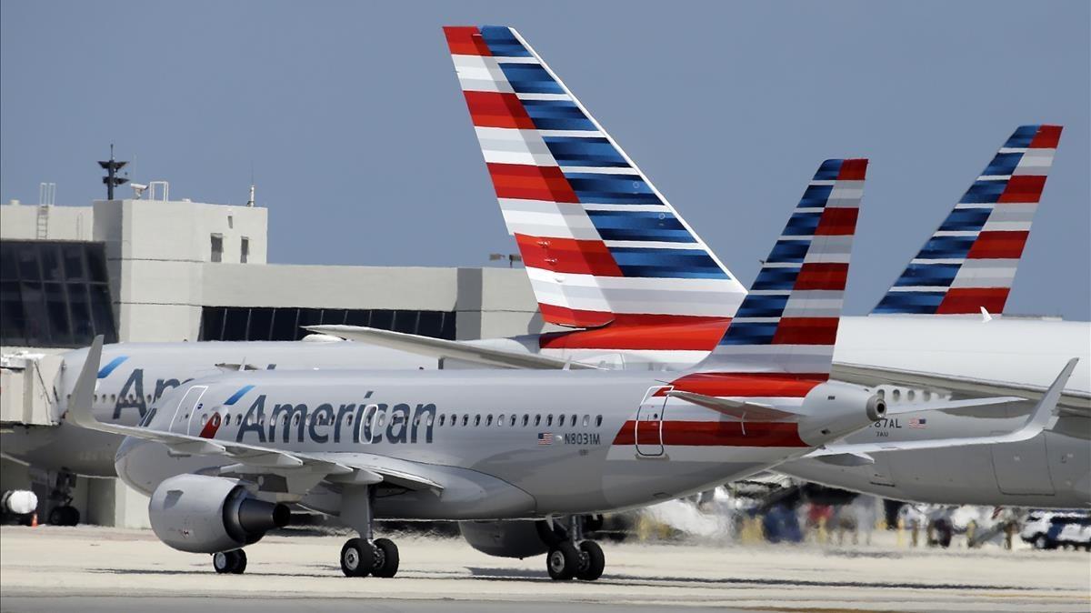 Aviones de la compañía American Airlines en el aeropuerto de Miami.