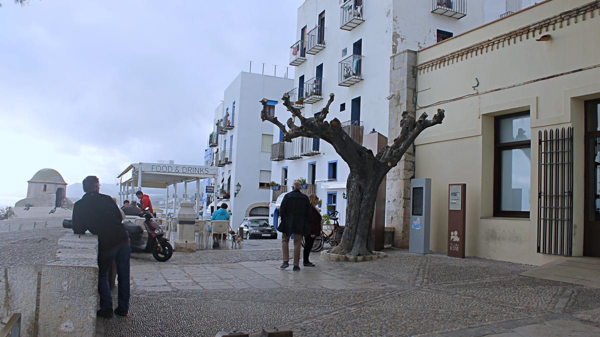 El museo se encuentra al este del peñón, en el cruce entre la calle Príncipe con la calle Mayor del casco antiguo.