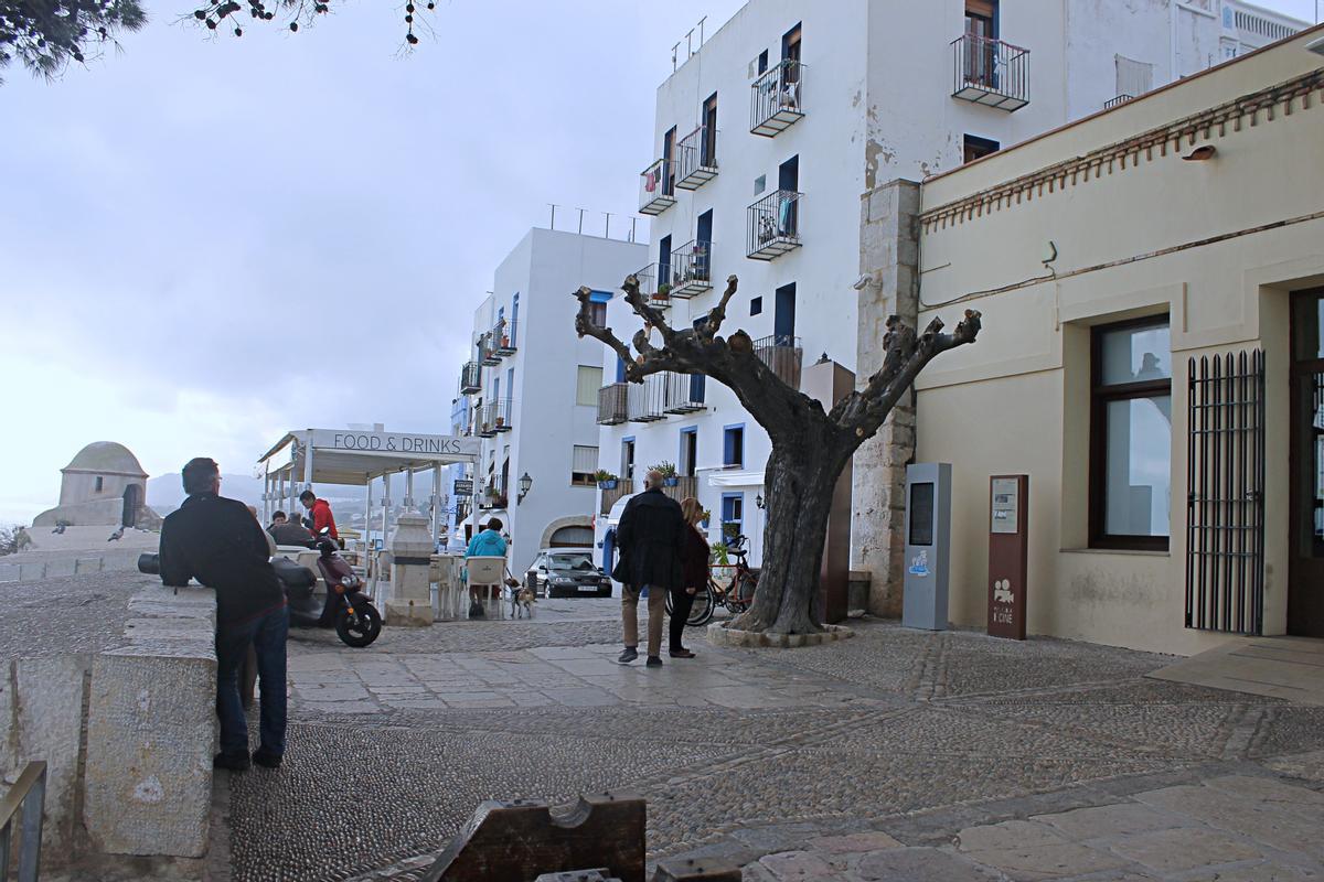El museo se encuentra al este del peñón, en el cruce entre la calle Príncipe con la calle Mayor del casco antiguo.