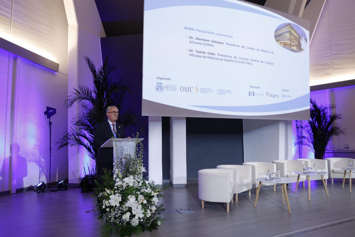 Dr. Tomás Cobo, presidente de la Organización Médica Colegial, en la apertura del congreso