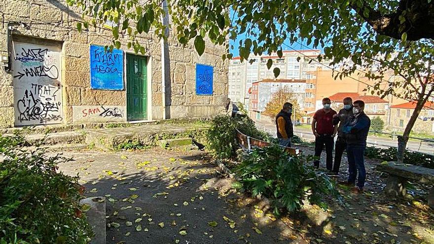 El concejal popular, en su visita a Monte do Taco.  | // FDV