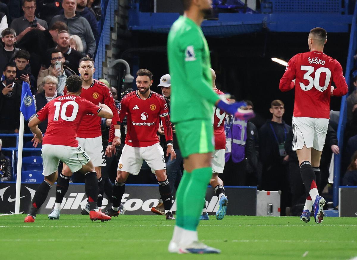 Los jugadores del Manchester United celebran un gol de Matheus Cunha en Stamford Bridge ante el Chelsea