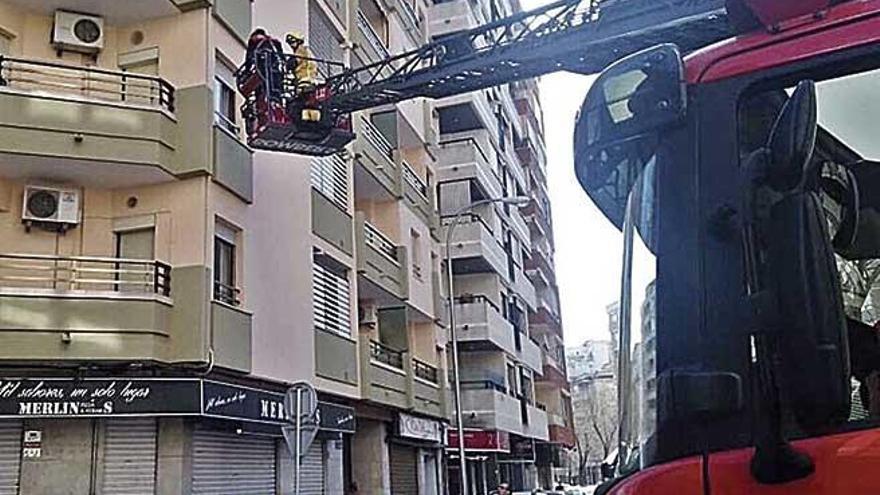 Los bomberos de Palma auxilian a una mujer en apuros