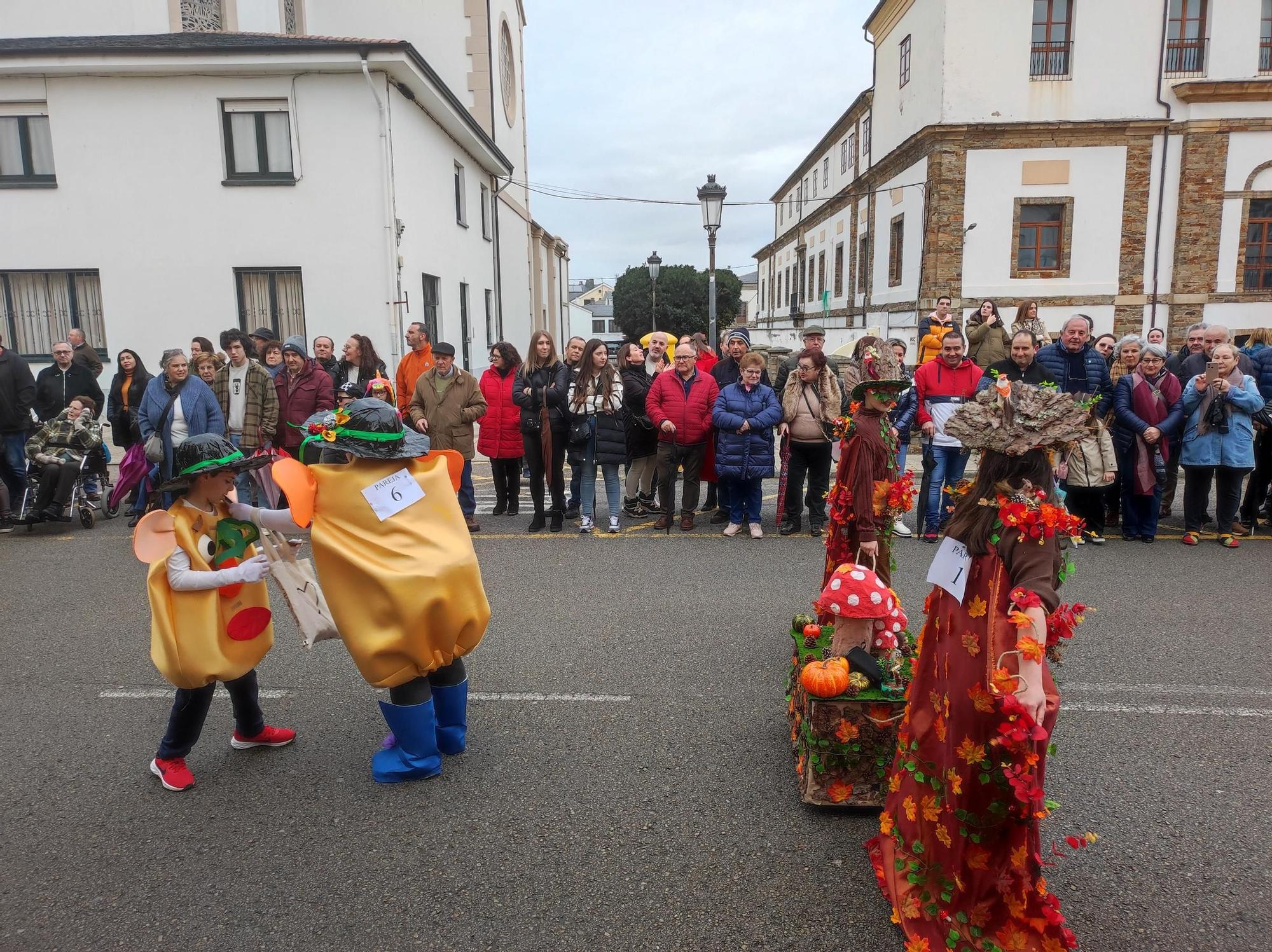 En imágenes: Las calles de Tapia se llenan para ver su vistoso desfile de Carnaval