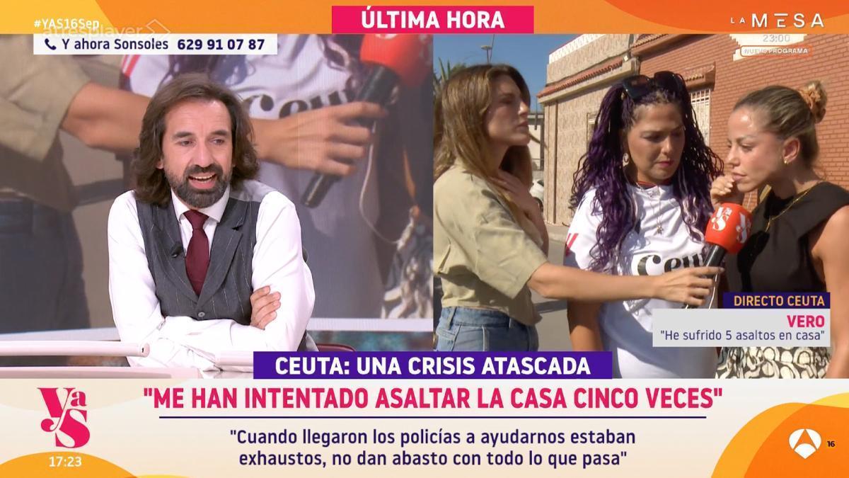 Miguel Lago bromea con unas vecinas de Ceuta
