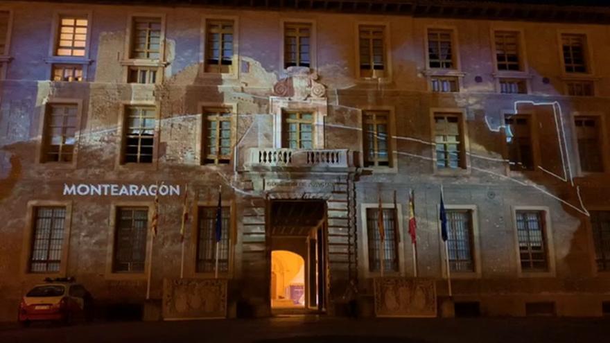 La fachada del edificio Pignatelli iluminada por los 'Panteones Reales'