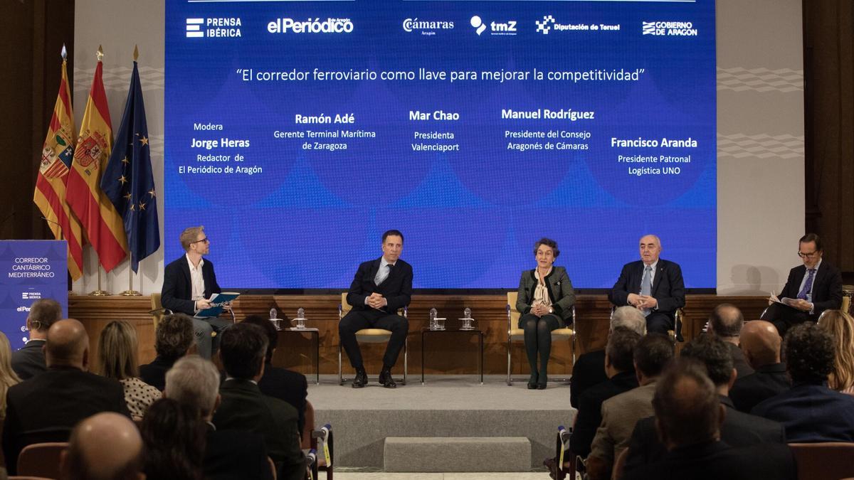 Ramón Adé, Mar Chao, Manuel Rodríguez Chesa y Francisco Aranda, en la mesa redonda organizada dentro de la Jornada Corredor Cantábrico-Mediterráneo organizada por EL PERIÓDICO DE ARAGÓN y Prensa Ibérica.