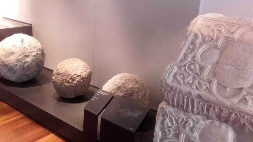 Los proyectiles de piedra, en la sala en la que se encuentran expuestos en el Arqueológico.