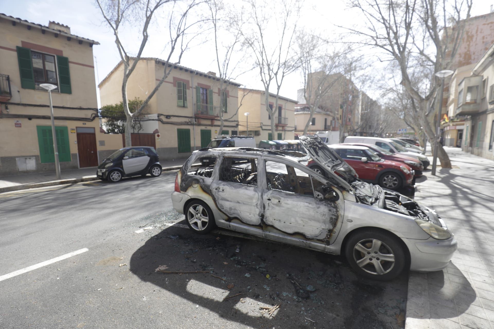 Incendian un coche de madrugada en Pere Garau