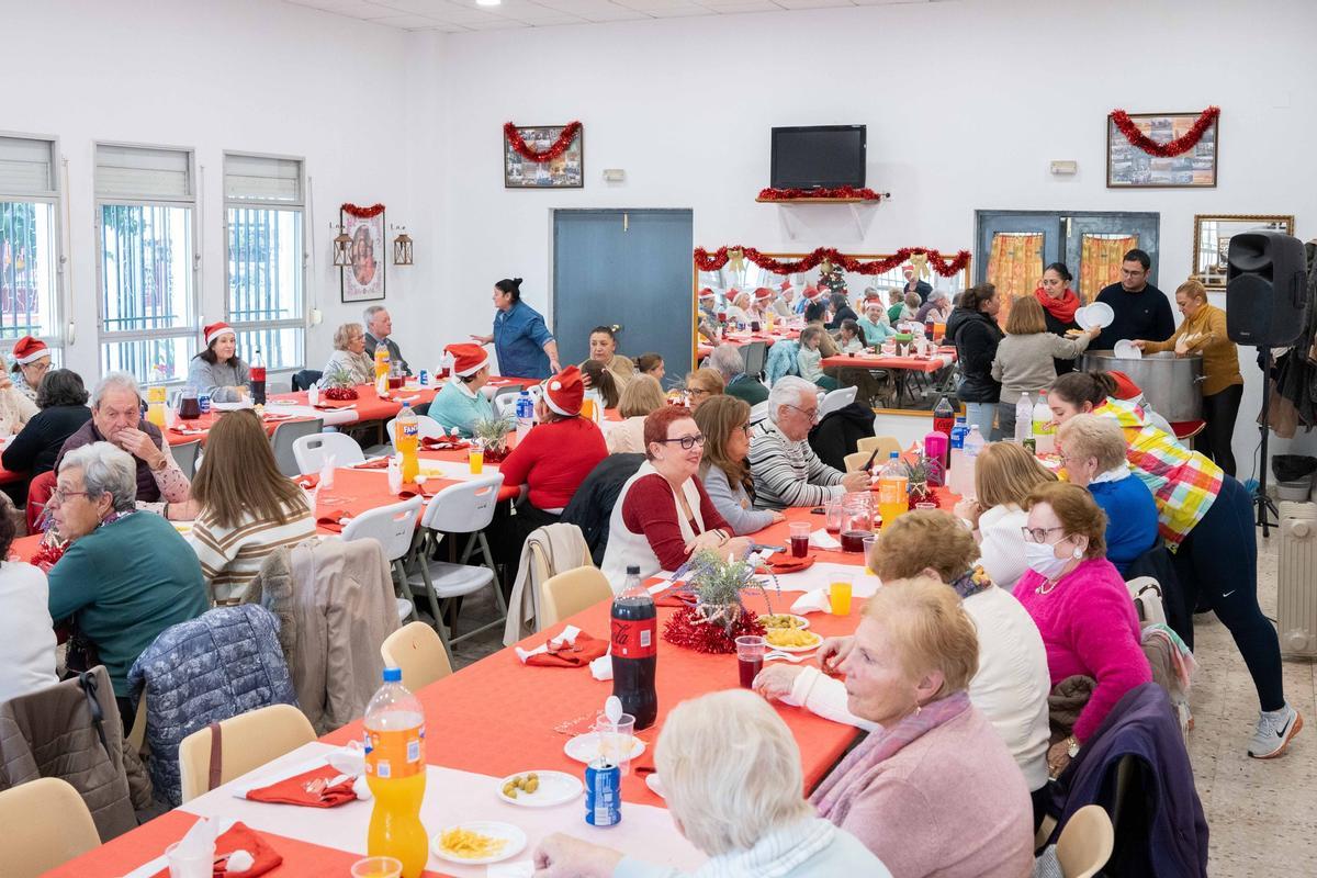 Los vecinos se van de comida de Navidad.