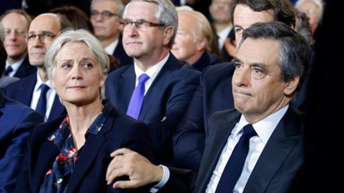 François Fillon y su esposa, Penelope, en un mitin político en París el pasado 29 de enero.