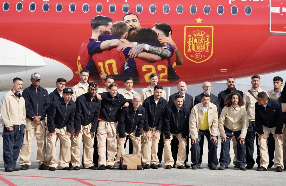 Los futbolistas integrantes de la selección española y su seleccionador, Luis de la Fuente, antes de coger el vuelo para ir al Mundial.