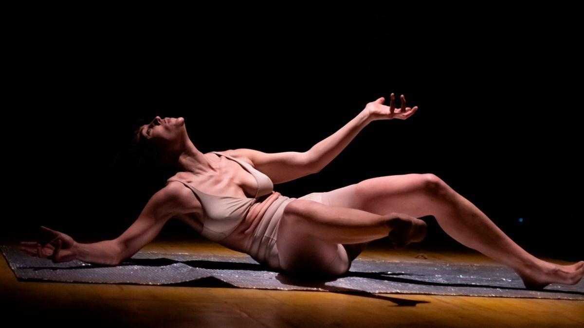 La coreógrafa y bailarina Maria Garriga aborda la maternidad en 'Exabrupte'.
