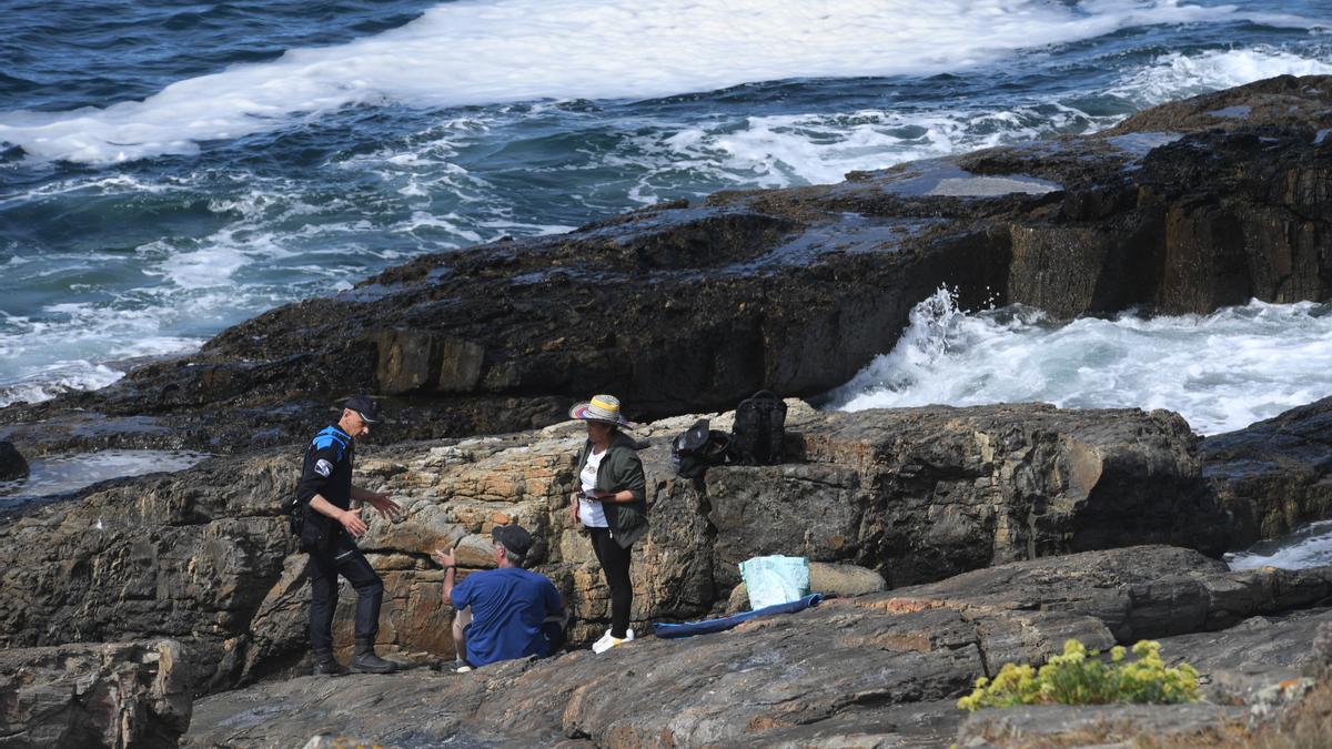 Efectivos de los equipos de emergencias y Salvamento rastrean la costa en O Portiño, en otra emergencia acontecida el año pasado.