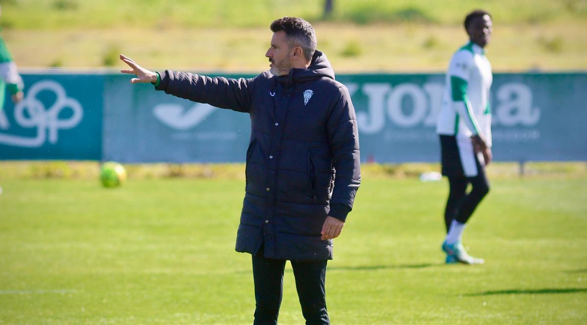 Iván Ania da instrucciones en un entrenamiento.